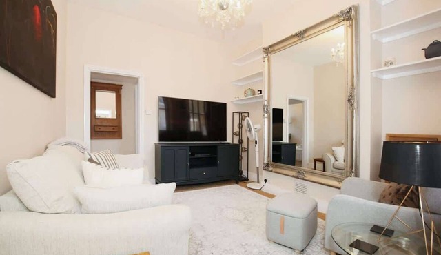 Charming Victorian Apartment in Westminster