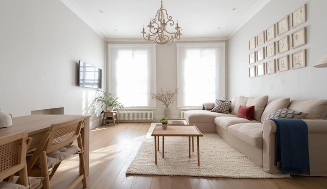 Chelsea Stunning two Bedroom Townhouse with Airconditioning
