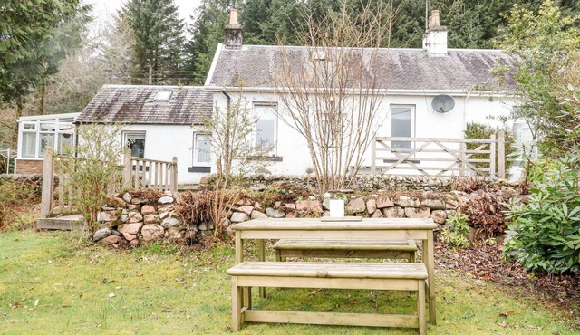 CHERRY TREES COTTAGE, family friendly, with open fire in Inveraray
