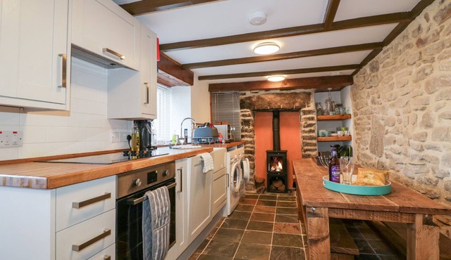 CHI LOWEN, pet friendly, character holiday cottage in Pendeen