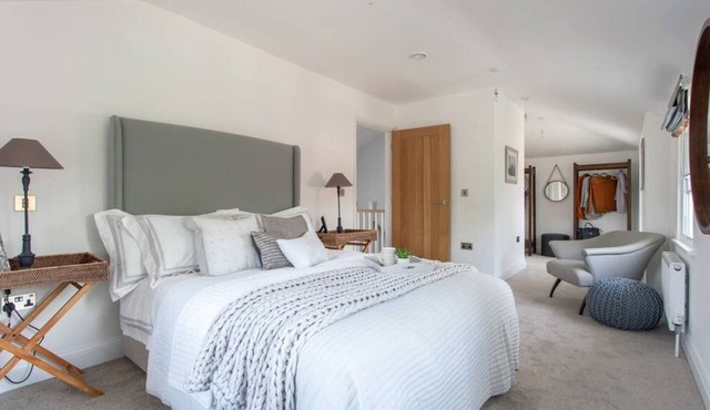Chic & Luxurious 4 Bedroom House