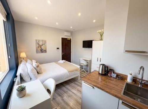 Chic Studio Auto Check-In, 15 Min to Central