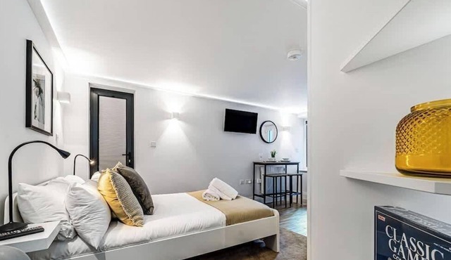 Chic Studio Steps from Windsor Castle in Windsor