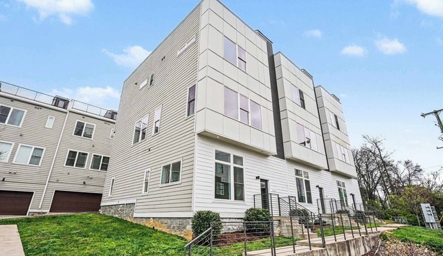Chic Townhome x3 w Rooftop Views, Near Broadway!