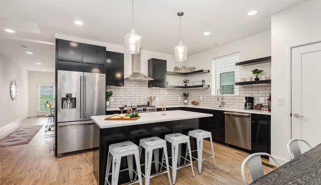 Citrine-private Patio & Balcony-near Germantown