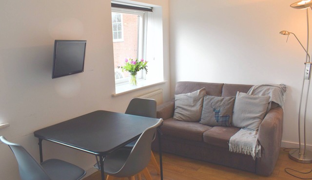 City Centre Chichester Apartment, Peaceful Chichester Retreat, Sleeps 2
