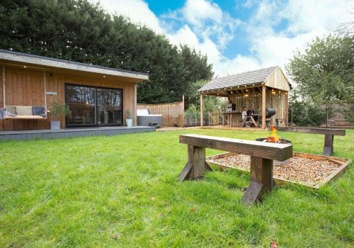City to Country Retreat Luxury Lodges with Hot Tub, BBQ, Fire Pit