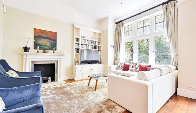 Classic London: Bright 2 Bedroom Apartment in South Kensington