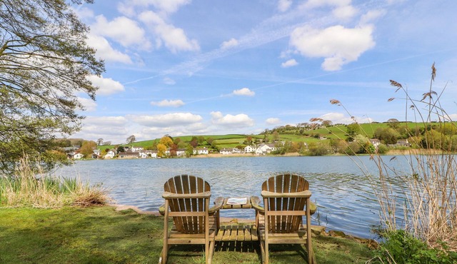 CLERK BECK COTTAGE, pet friendly, with a garden in Ulverston