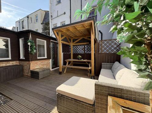 Coastal Comfort Seaside Cabin with Spacious Garden