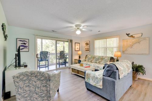 Coastal Condo w/Screened Deck + Community Pool