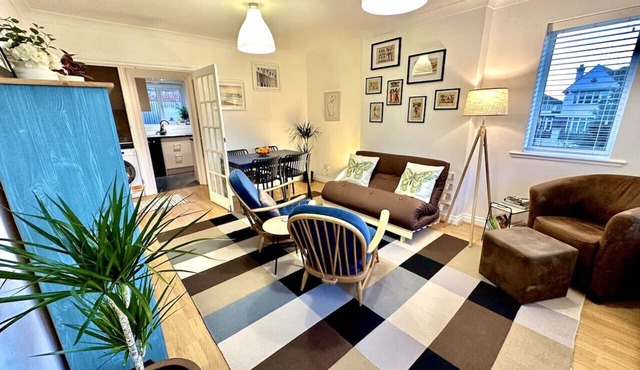 Comfortable 2-bed home with full kitchen near transport links