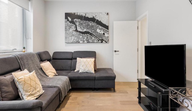 Comfortable 2Bed 2Bath Flat with Great Access