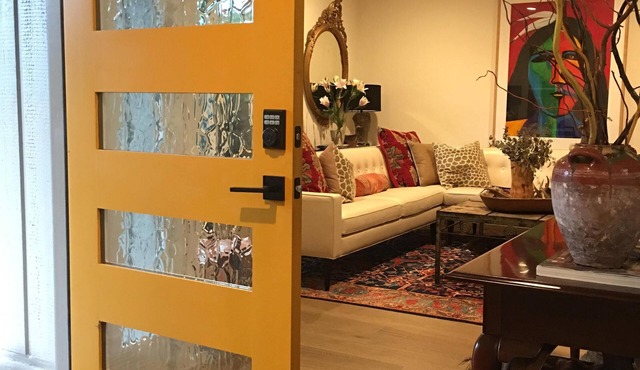 Comfortable and Cozy with a Luxurious Feel Beautiful Yard, Pool & Outdoor Shower in Austin