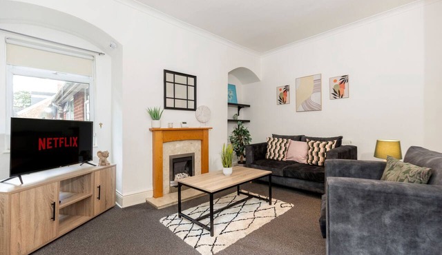 Comfortable and spacious home. FREE Parking.