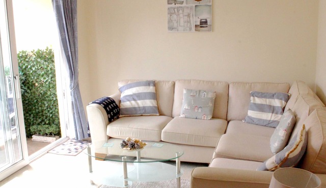 Comfortable double-bed Sidmouth apartment, a minute's easy walk to the seafront
