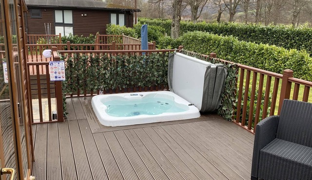 Comfortable lodge with hot tub.internet and netflix