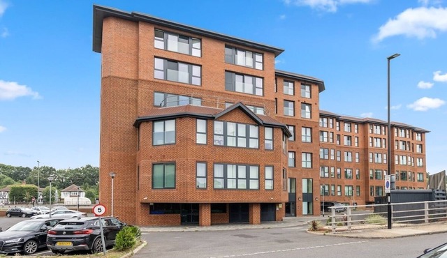 Comfy 2 BR+ Free Parking Gym, Game Rooms, & Cinema
