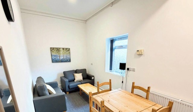 Comfy Ormskirk Family Stay by PolkaStays