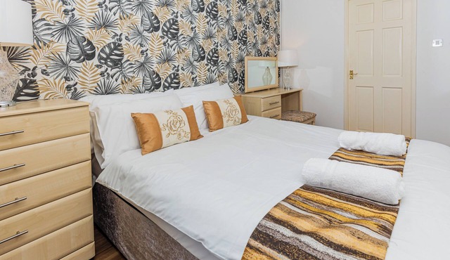 Comfy Valley Lodge with pool access at Honicombe Holiday park
