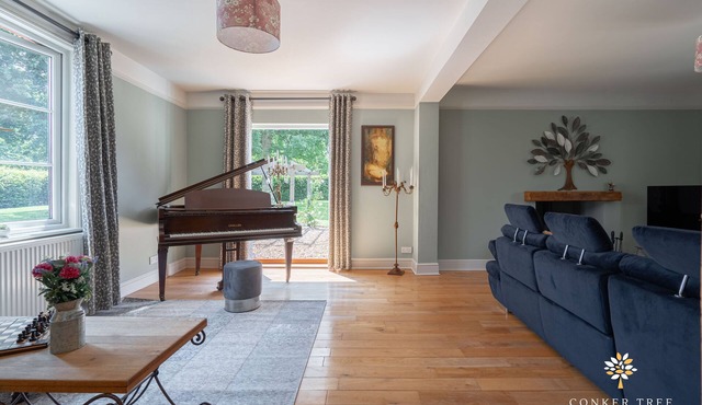 Conker Tree House, Hot tub and large garden