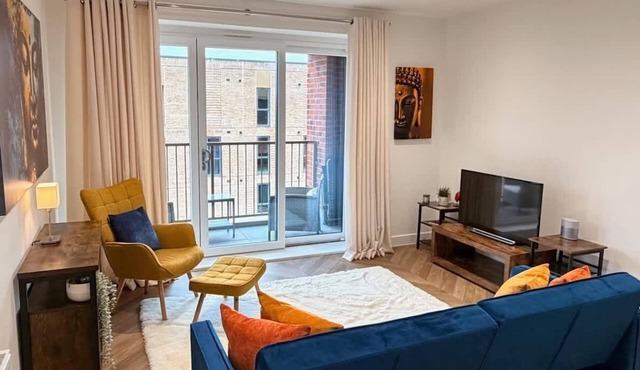 Contemporary Central Henley Apartment with Balcony