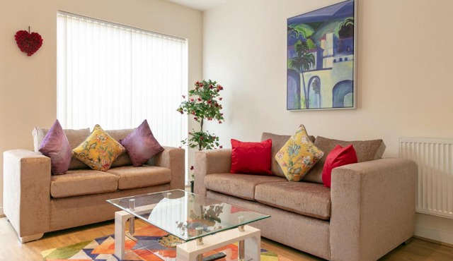 Contemporary & Exquisite Trumpington Townhouse with Parking & 5 mins to Addenbrookes & Papworth hospitals