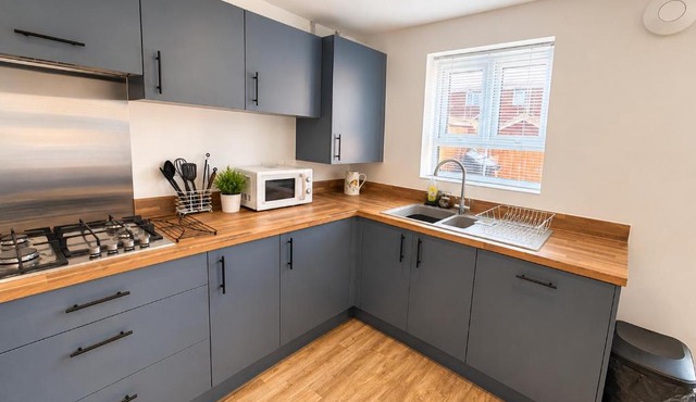 Contractors,Workers, Great location, Swindon Contractors, 3BR House Sleeps 6, Free Parking, Fast WiFi, Families