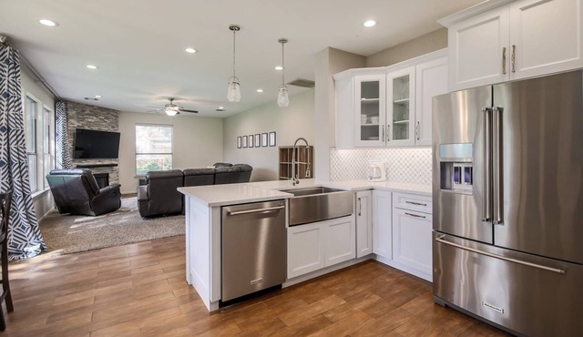 Convenient, comfortable suburban home backing up to walking trail in Austin