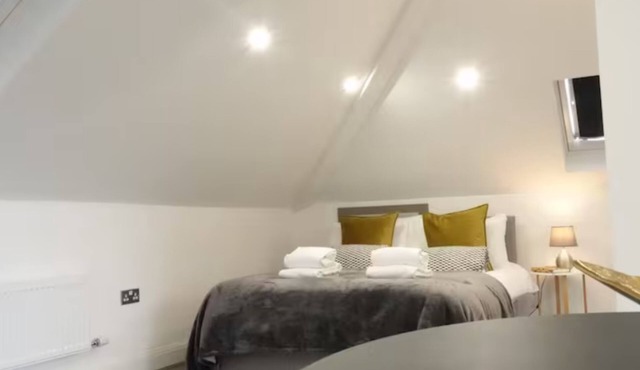 Convenient Studio Flat Near Heathrow Airport Free Parking, 1 King & 1 Single Bed