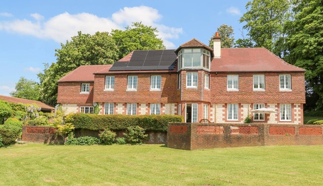 COOMBE PLACE HOUSE, pet friendly, luxury holiday cottage in Meonstoke