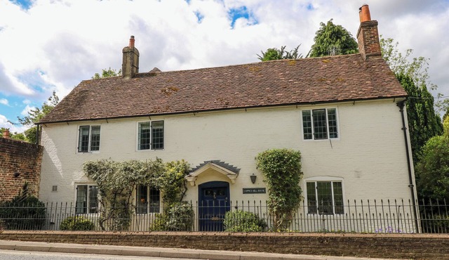 COPPICE HILL HOUSE, pet friendly, with hot tub in Bishop's Waltham