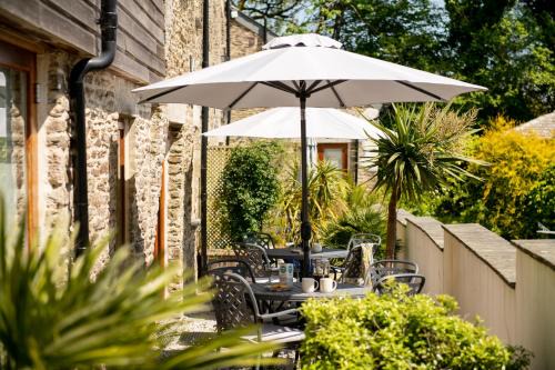 Corn Barn at East Trenean Farm -Luxury Cornish Barn Conversion sleeping 8 with hot tub, private garden, rural views and EV facilities