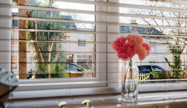 Corner House - Bright 2BD in Cheltenham