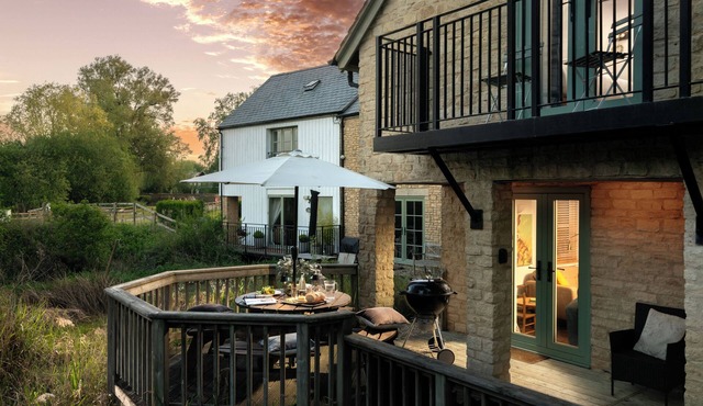 Cornerstone Cottage Cotswolds LowerMill Estate Spa+pools lakes nature a/c chef
