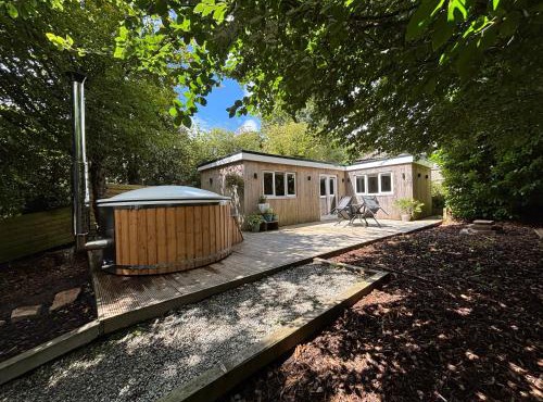 Cornish wooden cabin & wood fired hot tub