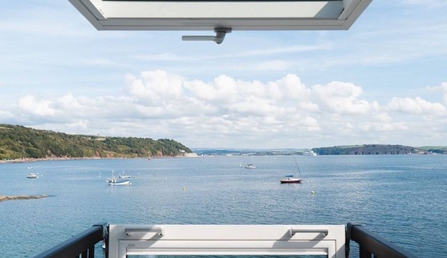 Cornwall Beachfront Stay | Walk to Pubs & Pasties