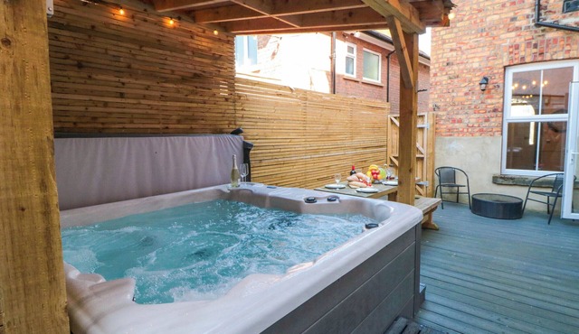 CORONATION HOUSE, pet friendly, with hot tub in Scarborough
