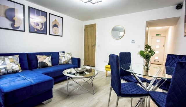 COSY CRUISE CRIBS - MODERN HOME FROM HOME - CENTRAL LOCATION.