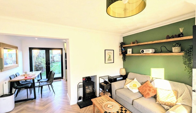 Cosy Family-Friendly Stay with 2-Sided Wood Burner in the City of Edinburgh