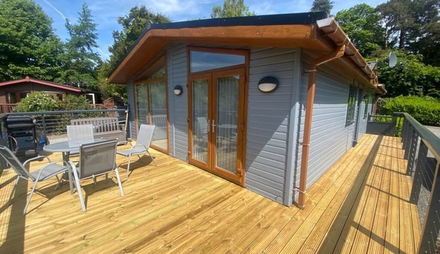Cosy Lodge With Lake View - Dog Friendly, at the foot of Skiddaw