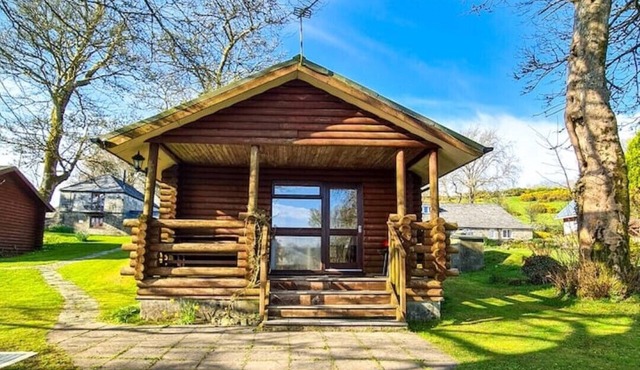 Cosy log-cabin style lodge with outdoor Lay-Z-Spa in rural, North Cornwall.