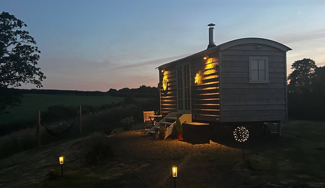 Cosy Luxury Foxglove Hut with Private Fire Bowl