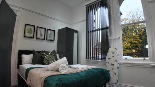 Cosy, Newly Refurbished Studio with Private Off-Suite Bathroom& Parking