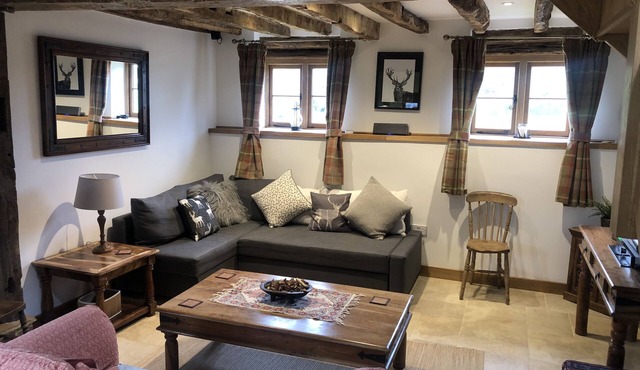 Cosy, Rustic 17th Century Countryside Barn.