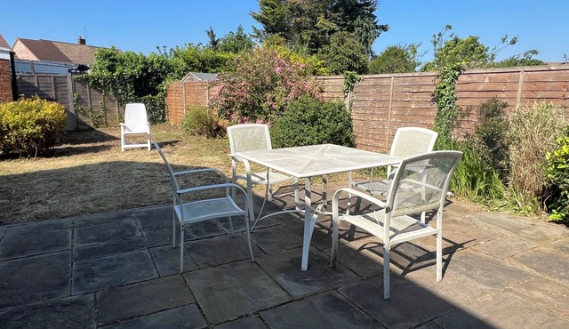 Cosy secure 3 bed house by luton airport with parking