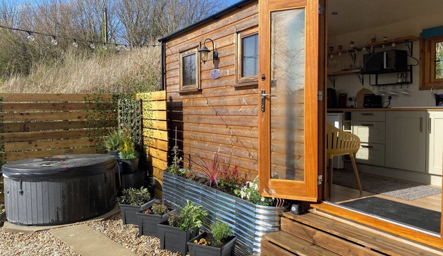 Cosy Shepherds Hut for couples/WiFi/Shower/Kitchen/Heating/Hot Tub