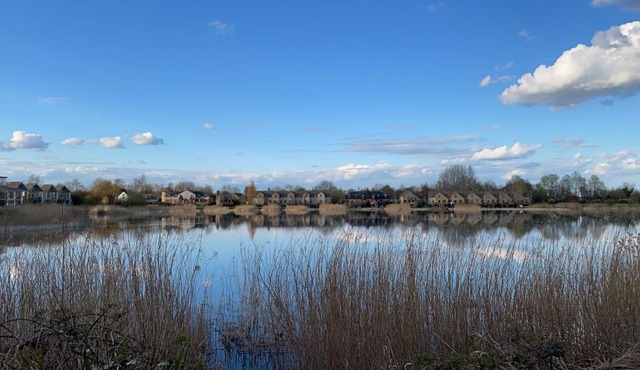 Cotswolds Lakehouse, with hot tub & spa access, Lower Mill Estate