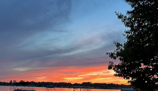 Cottage on Devils Lake, sleeps up to 15, sandy bottom, great swimming, dock. in Manitou Beach-Devils Lake