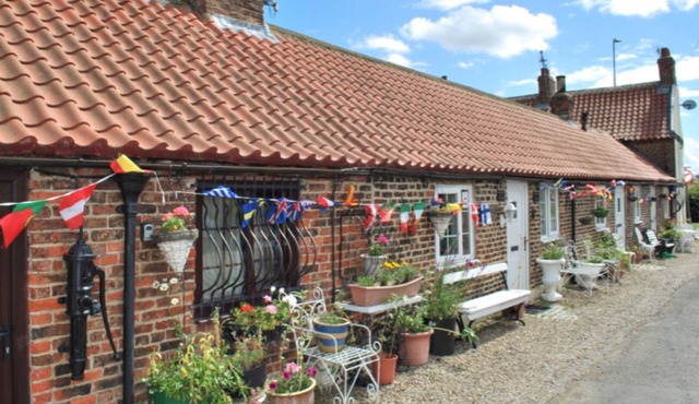 COTTAGE SLEEPING 11 GUESTS QUIRKY !! NEXT TO FOX COVERT PUB YARM